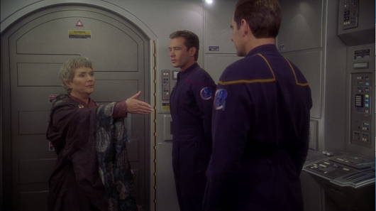 V'Lar extends a handshake to Archer and Trip, much to their surprise.